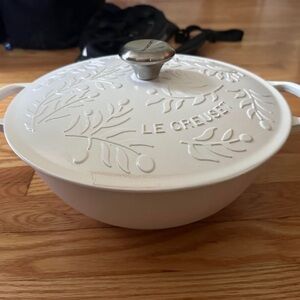NWOT Le Creuset White Olive Branch Collection Embossed Dutch Oven
